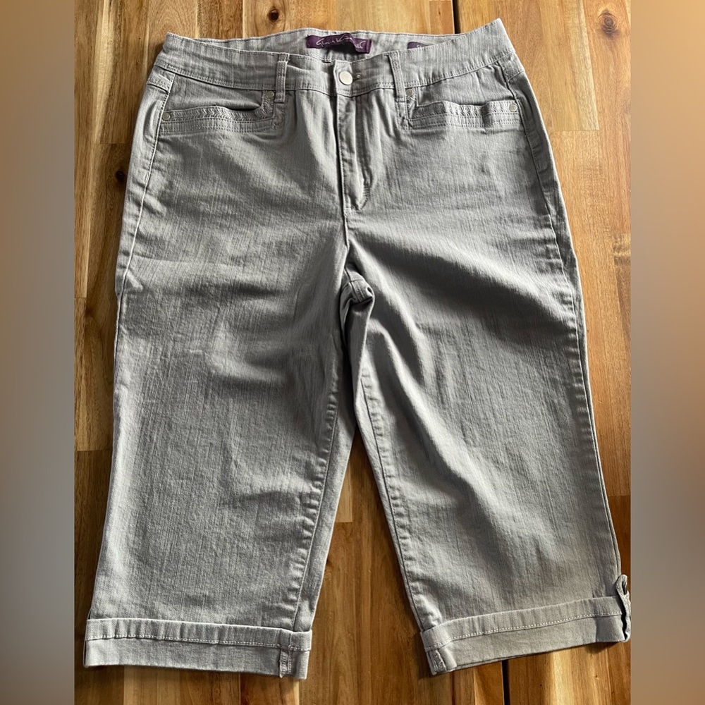 2/$13 Gloria Vanderbilt Gray jeans Capri Pants size 10